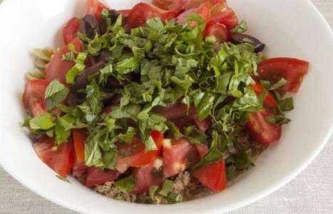 Салат с тунцом и макаронами рецепт с фото по шагам - фото 6 шага 