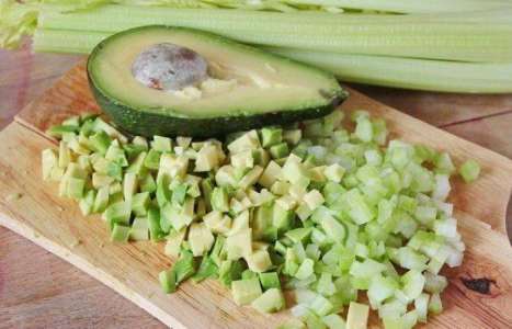 Салат с яйцом и авокадо рецепт с фото по шагам - фото 3 шага 