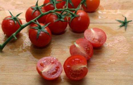 Салат со шпинатом и помидорами черри рецепт с фото по шагам - фото 2 шага 