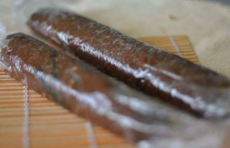 Шоколадная колбаска из печенья рецепт с фото по шагам - фото 4 шага 