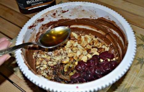 Шоколадный кекс с орехами, изюмом и вишней рецепт с фото по шагам - фото 5 шага 
