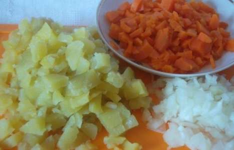 Слоеный салат из печени трески с овощами рецепт с фото по шагам - фото 4 шага 
