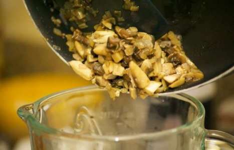 Соус грибной из шампиньонов рецепт с фото по шагам - фото 5 шага 