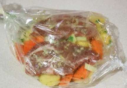 Свинина с овощами в рукаве для запекания рецепт с фото по шагам - фото 3 шага 