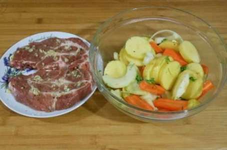 Свинина с овощами в рукаве для запекания рецепт с фото по шагам - фото 2 шага 