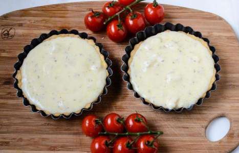 Тарталетки с козьим сыром и помидорами рецепт с фото по шагам - фото 9 шага 