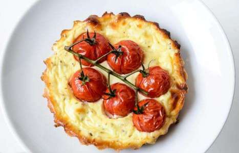 Тарталетки с козьим сыром и помидорами