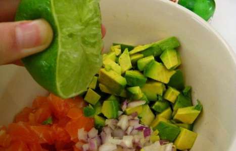 Тарталетки с семгой и авокадо рецепт с фото по шагам - фото 2 шага 