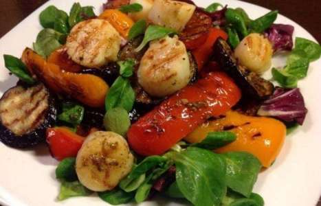 Теплый салат с морепродуктами и овощами рецепт с фото по шагам - фото 7 шага 