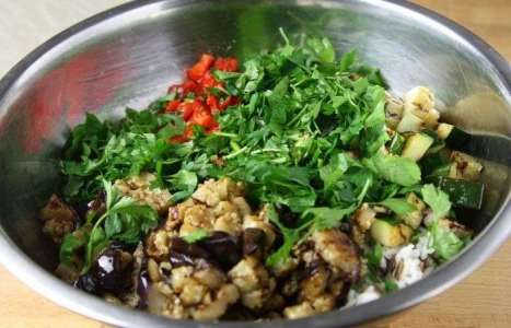 Теплый салат с рисом, овощами и креветками рецепт с фото по шагам - фото 5 шага 