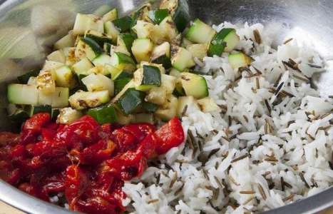 Теплый салат с рисом, овощами и креветками рецепт с фото по шагам - фото 4 шага 