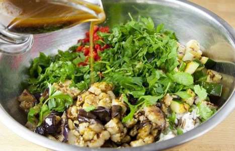 Теплый салат с рисом, овощами и креветками рецепт с фото по шагам - фото 6 шага 