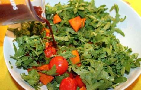 Теплый салат с тыквой и рукколой рецепт с фото по шагам - фото 4 шага 