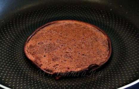 Торт из шоколадных блинчиков рецепт с фото по шагам - фото 4 шага 
