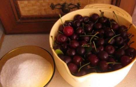 Варенье вишневое с косточками рецепт с фото по шагам - фото 1 шага 