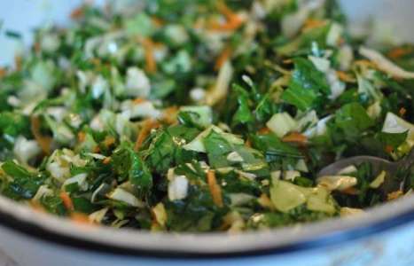 Витаминный салат из капусты рецепт с фото по шагам - фото 1 шага 