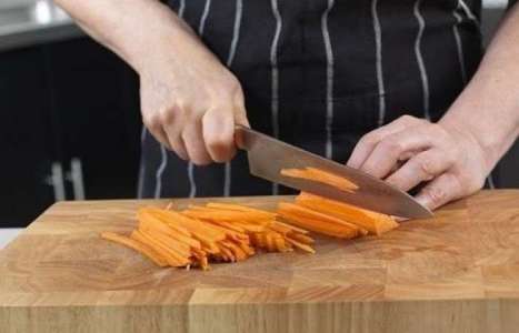 Вкусная морковь по-корейски рецепт с фото по шагам - фото 2 шага 