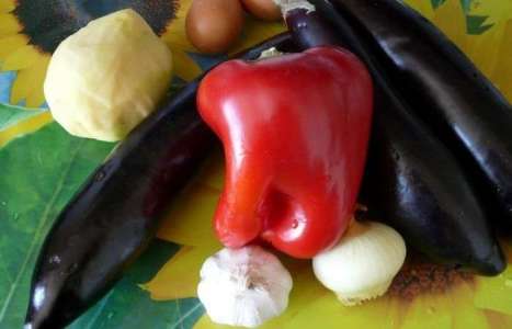 Вкусный салат из баклажанов рецепт с фото по шагам - фото 1 шага 