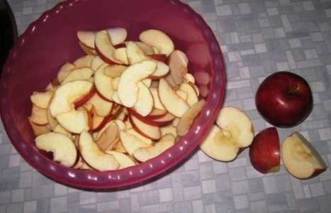 Яблочные дольки в сиропе рецепт с фото по шагам - фото 2 шага 