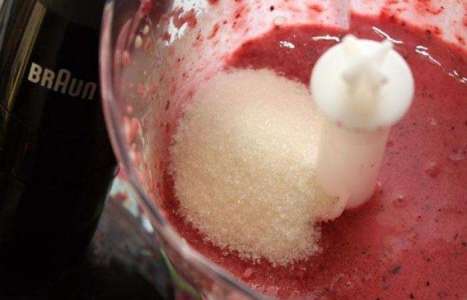 Ягодный коктейль с йогуртом рецепт с фото по шагам - фото 3 шага 