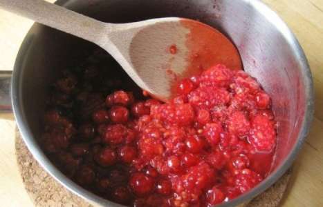Ягодный мусс из красной смородины и малины рецепт с фото по шагам - фото 3 шага 