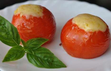 Яичница в помидоре рецепт с фото по шагам - фото 4 шага 