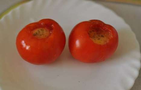 Яичница в помидоре рецепт с фото по шагам - фото 2 шага 