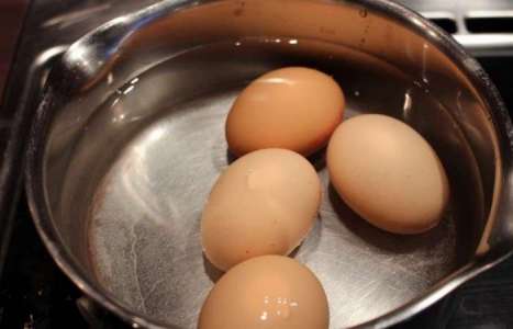 Яйца, крашеные паприкой рецепт с фото по шагам - фото 1 шага 