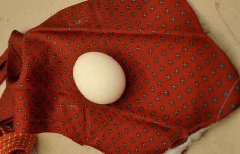 Яйца, крашеные в лоскутах рецепт с фото по шагам - фото 2 шага 