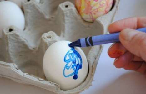 Яйца, крашеные восковыми мелками рецепт с фото по шагам - фото 2 шага 