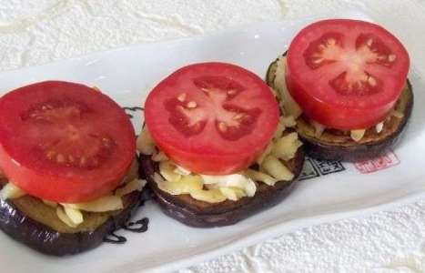 Закуска из баклажанов и помидоров под сыром рецепт с фото по шагам - фото 6 шага 