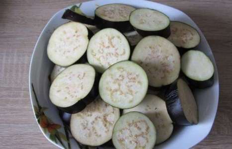 Закуска из баклажанов с помидорами и чесноком рецепт с фото по шагам - фото 2 шага 