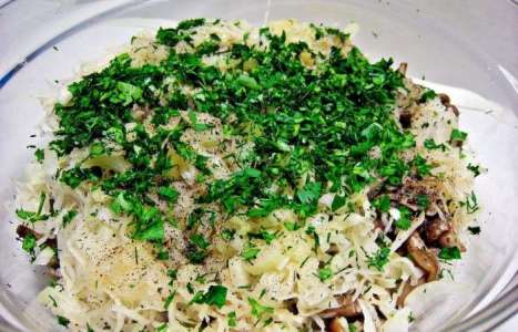 Закусочный салат с квашеной капустой, картофелем и грибами рецепт с фото по шагам - фото 7 шага 