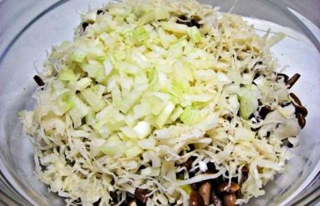 Закусочный салат с квашеной капустой, картофелем и грибами рецепт с фото по шагам - фото 5 шага 