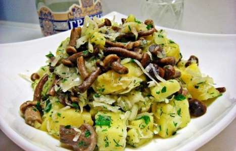 Закусочный салат с квашеной капустой, картофелем и грибами