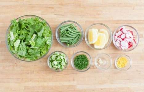 Зеленый салат с курицей рецепт с фото по шагам - фото 2 шага 
