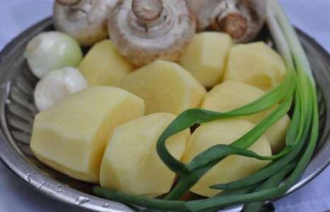 Жареная картошка с шампиньонами рецепт с фото по шагам - фото 1 шага 