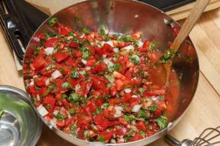 Жгучая сальса из летних помидоров рецепт с фото по шагам - фото 5 шага 