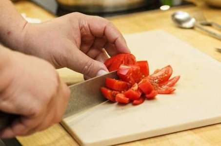 Жгучая сальса из летних помидоров рецепт с фото по шагам - фото 1 шага 